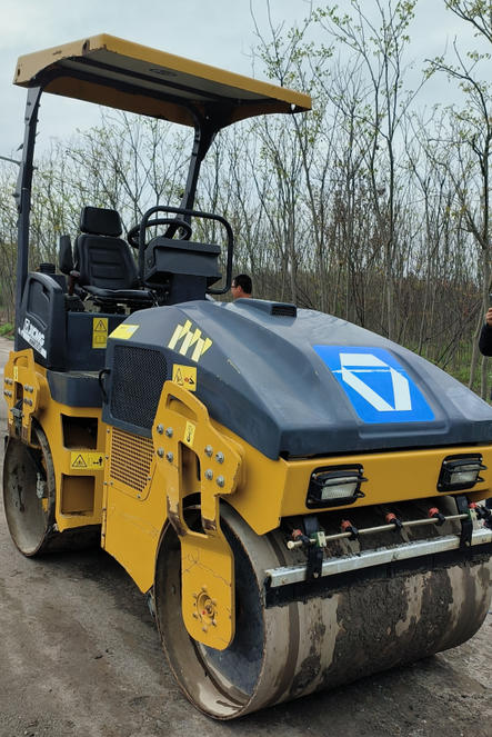 壓路機(jī)出租