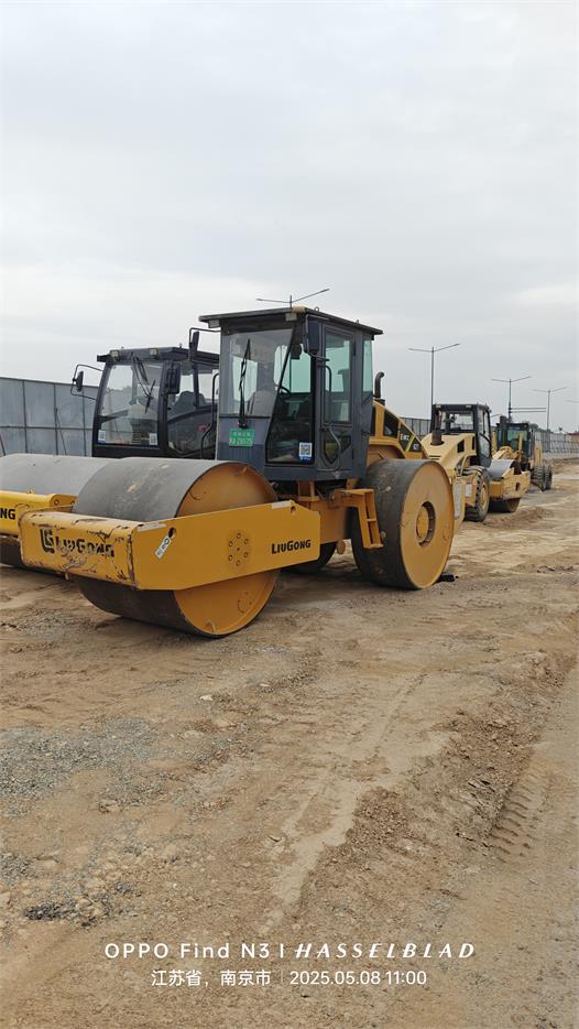 壓路機(jī)出租 